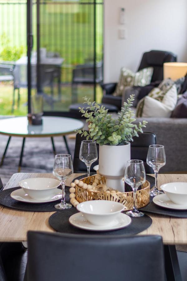 Peaceful Park View Townhouse 2 Bed W/Carpark Apartment Christchurch Bagian luar foto