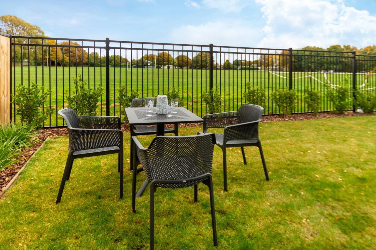 Peaceful Park View Townhouse 2 Bed W/Carpark Apartment Christchurch Bagian luar foto